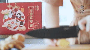 將處理好的老鴨放入冷水鍋中，丟入姜片，冷水煮沸去腥。