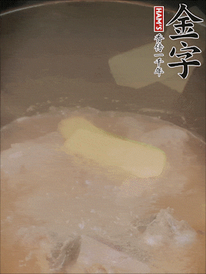 排骨洗凈，加生姜、黃酒焯水，溫水洗凈備用。