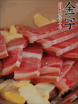 除鮑魚外的所有材料放進(jìn)鍋里，加清水、姜、黃酒，大火燒開，轉(zhuǎn)小火煲90分鐘。