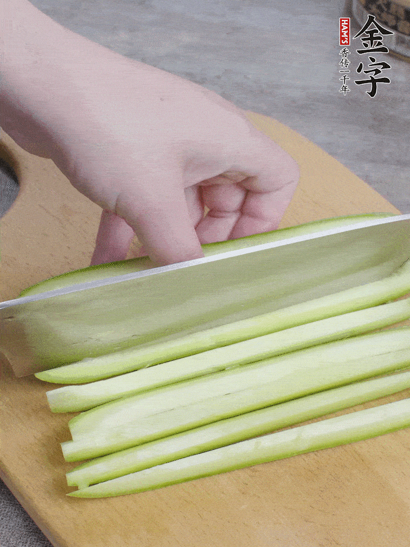 西葫蘆對半切，去瓤切條。
