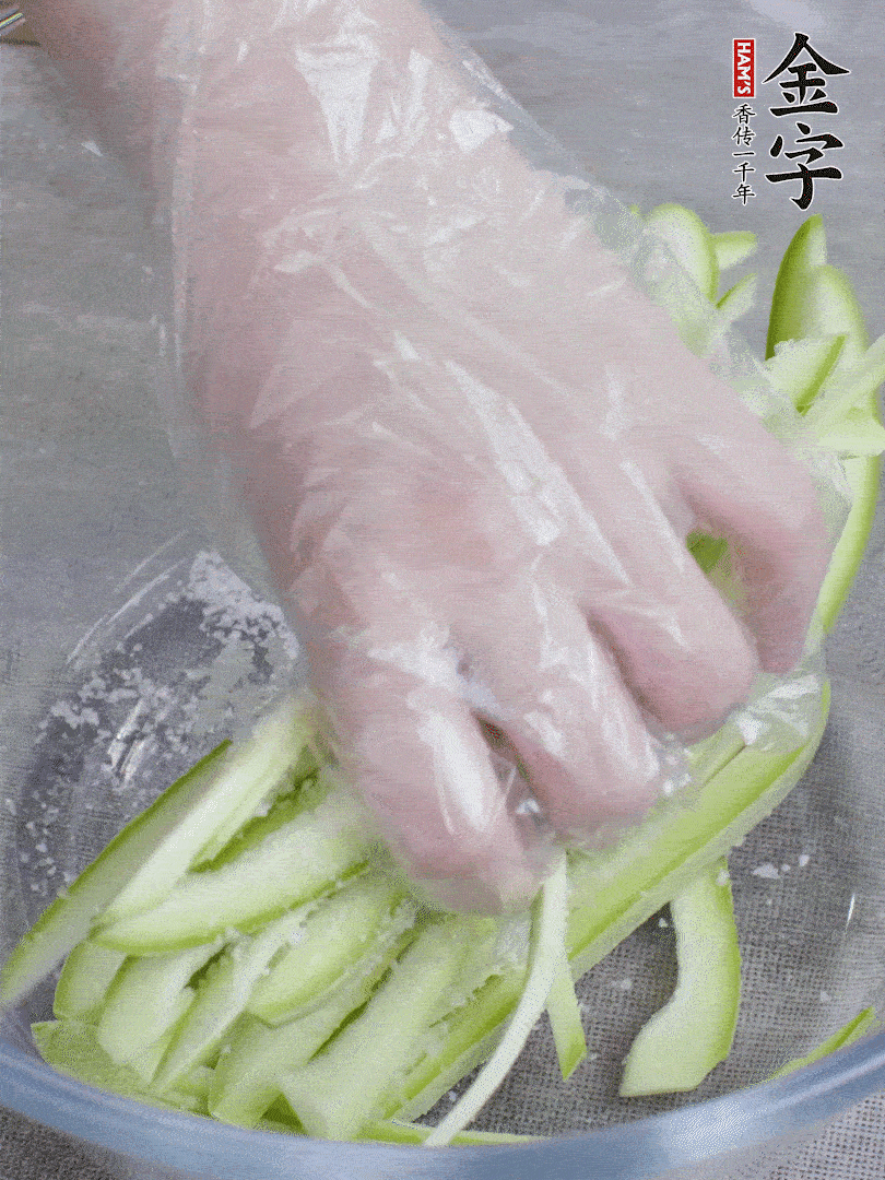加鹽腌制15分鐘，清洗后擠干水份。