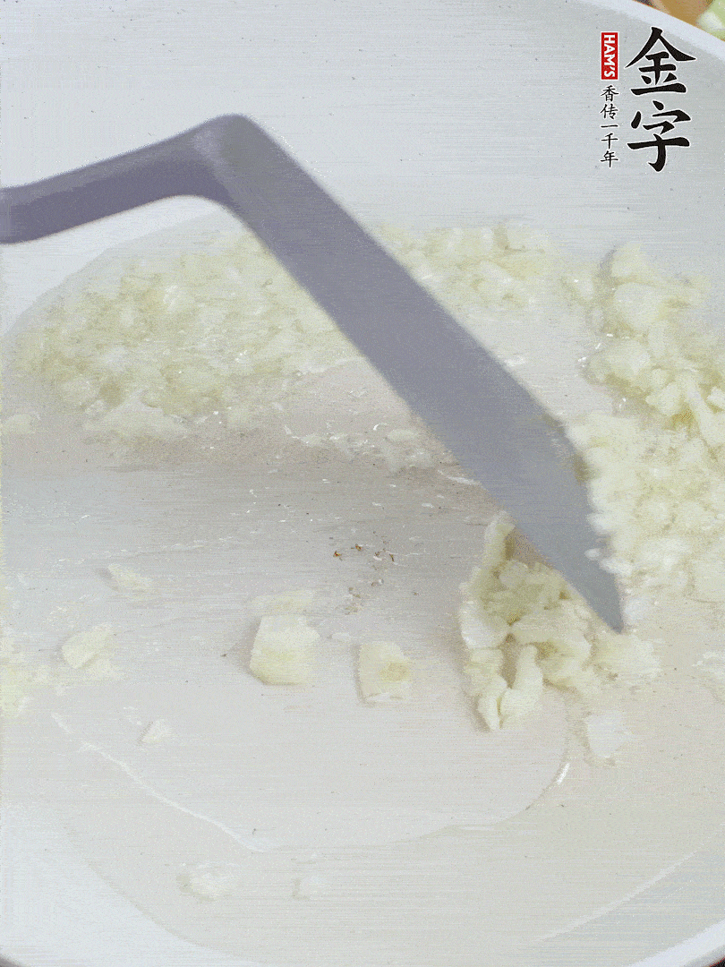 冷鍋熱油，下大蒜煎至兩面微黃。