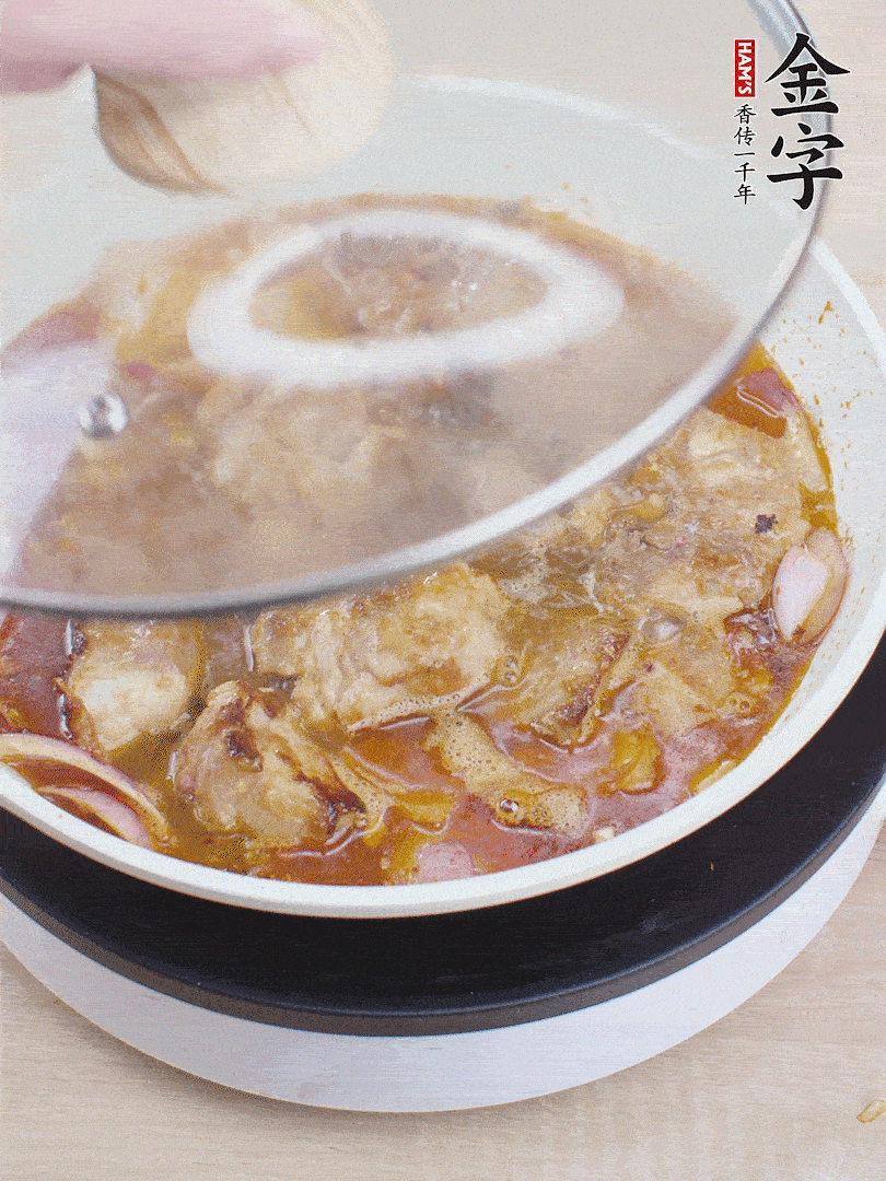 下小排翻炒，加1勺生抽、1點(diǎn)白砂糖和少許水燜2分鐘。