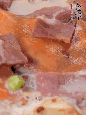 放適量料酒、清水煮到沸騰，再下蟹塊燜煮8分鐘。