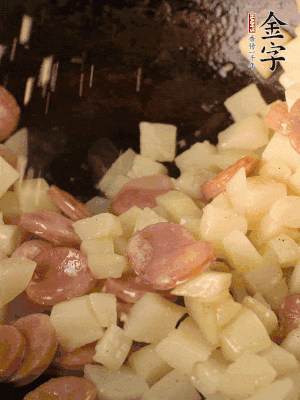 再放烤腸片煎熟。撒點鹽、孜然粉、辣椒面。