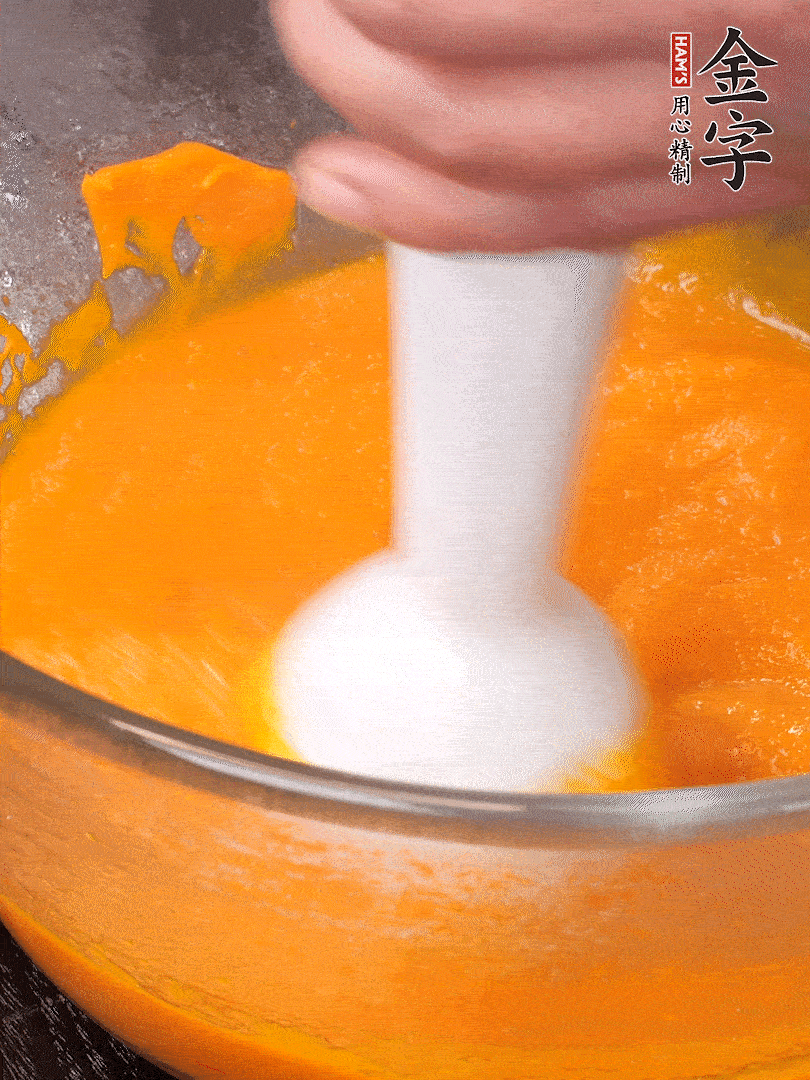 300g南瓜，去皮去瓤切滾刀塊，大火蒸8分鐘，料理機(jī)打成泥，篩網(wǎng)過篩成泥