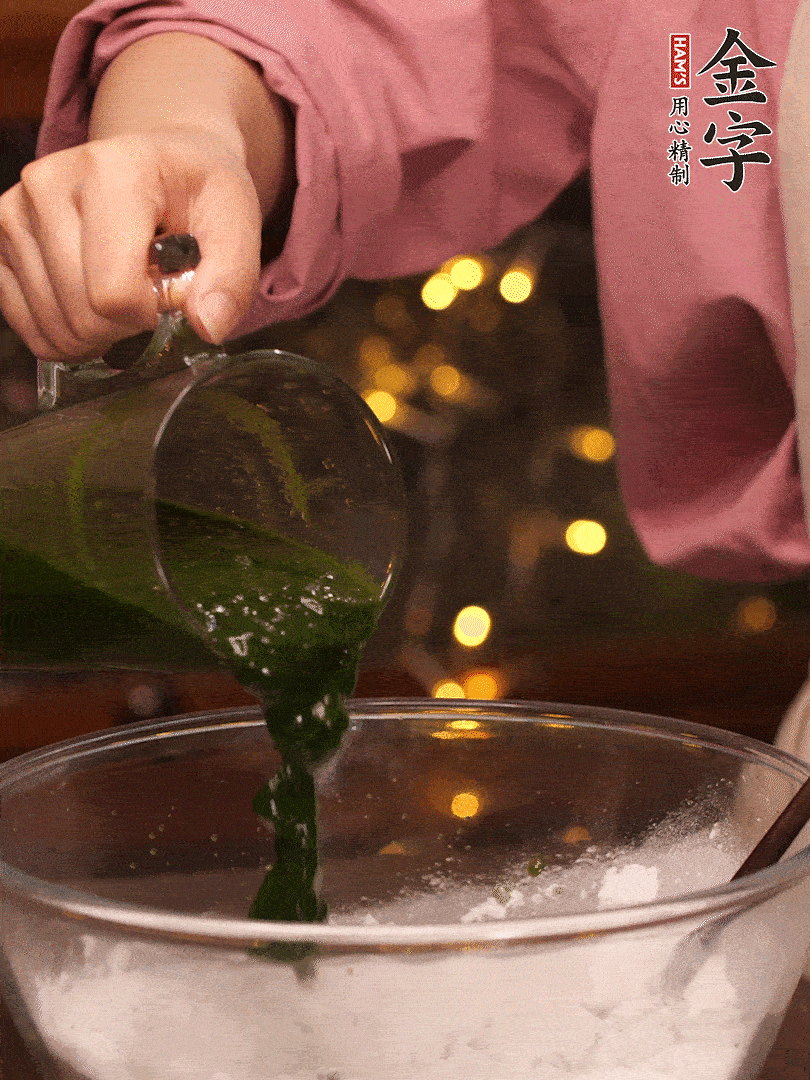 清明粿粉，分次加艾草泥，加點(diǎn)油揉2分鐘