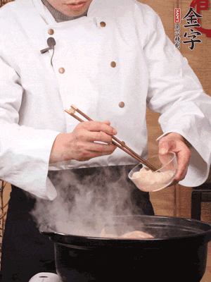 花膠、金湯放入鍋中小火再燉10分鐘