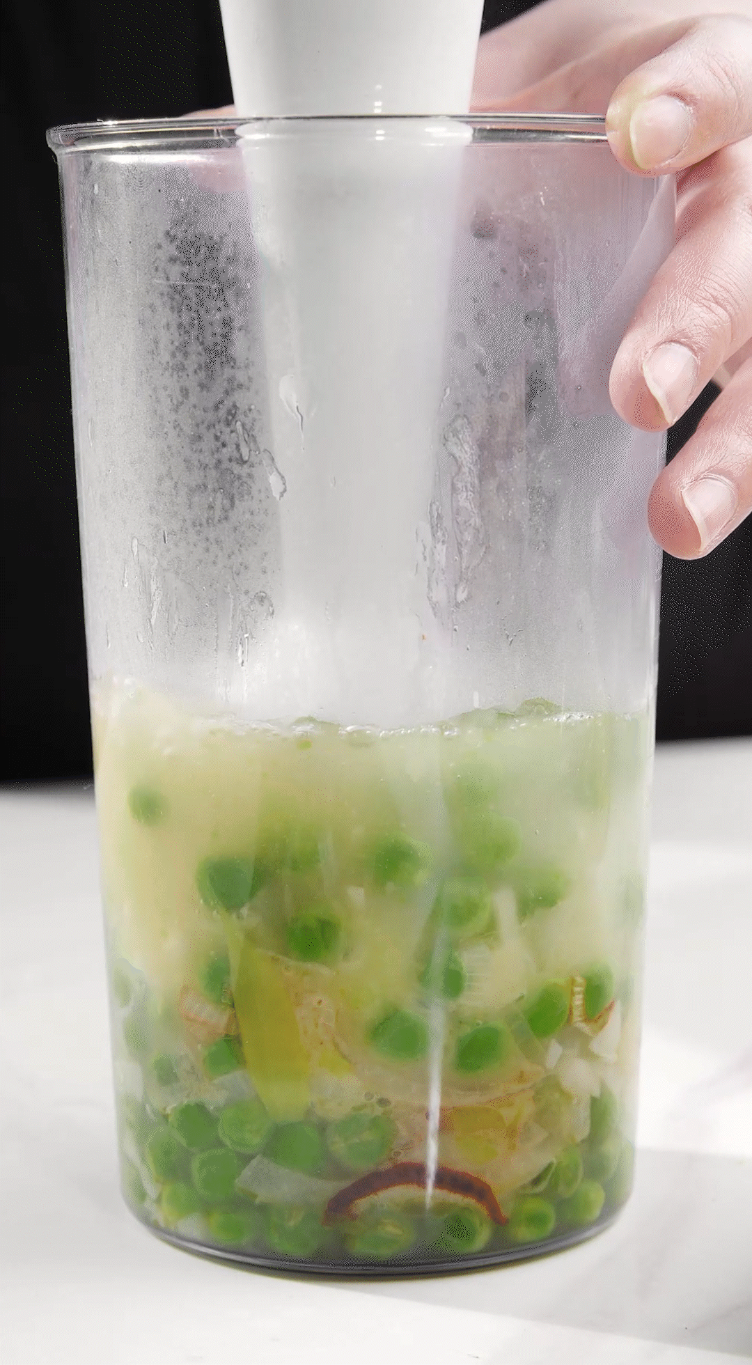 炒好的蔬菜+高湯或熱水，倒入破壁機(jī)攪打細(xì)膩絲滑即可。