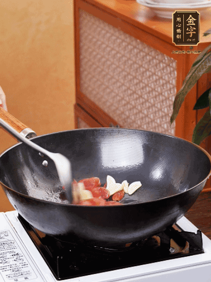 熱油，香腸微微煸出香味，加蒜片、小米辣