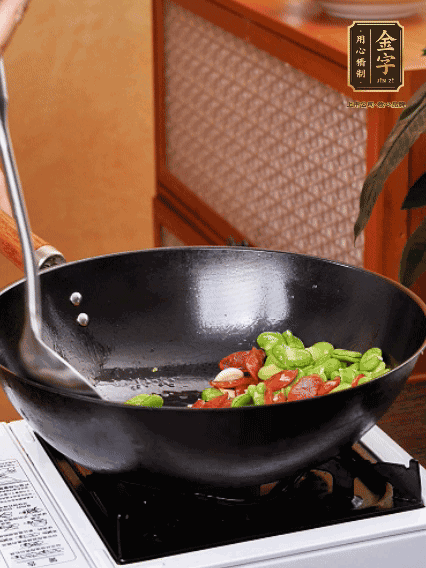再放入蠶豆翻炒，加一點點醬油調(diào)味
