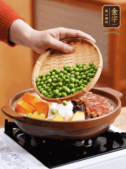 再鋪上臘腸、醬油肉、豌豆，小火煲6分鐘