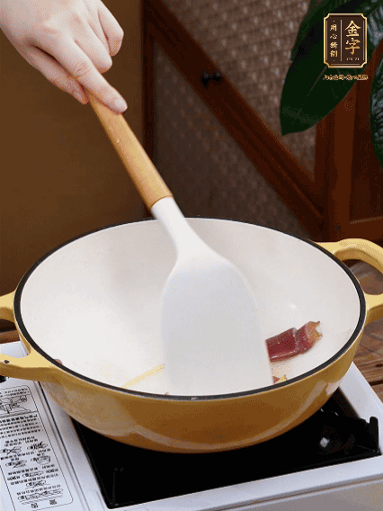 油熱，姜絲、火腿微微煸出香味