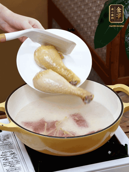 倒清水，放雞腿，大火煮開轉(zhuǎn)中小火煮20分鐘