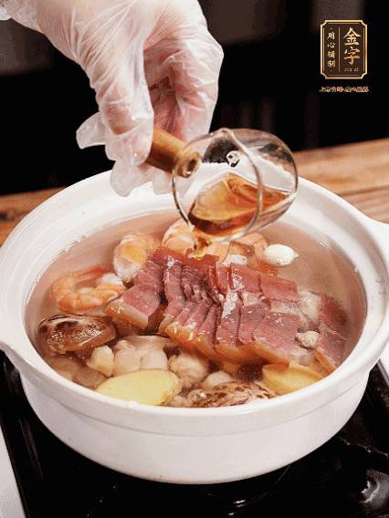 7種食材+帶皮冬瓜塊用砂鍋/電飯煲煮湯功能煮熟，少許鹽、花雕調(diào)味