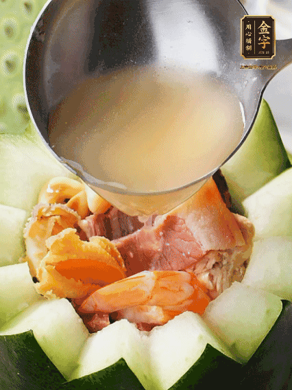 煮好后，盛入冬瓜盅。放入鍋中，可繼續(xù)燉煮，越燉越有味