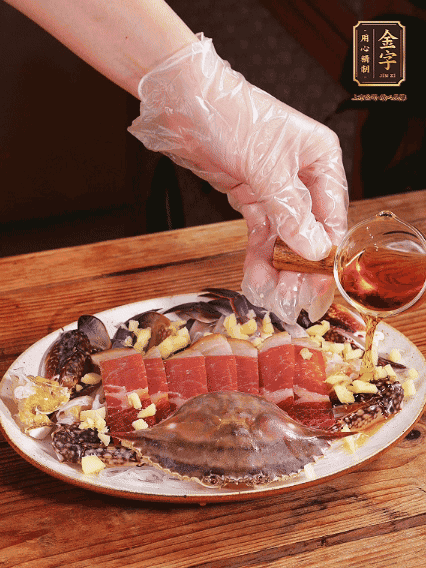 冷水上鍋蒸12分鐘（具體看蟹的大?。詈笕錾鲜[絲、澆上熱油即可