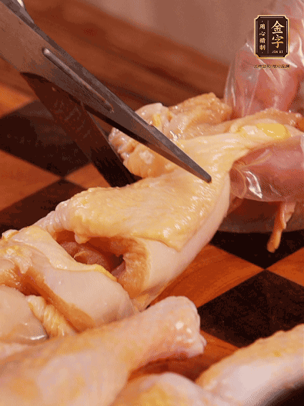 土雞處理干凈，切成大塊，加蔥姜、花雕酒、鹽腌制10分鐘