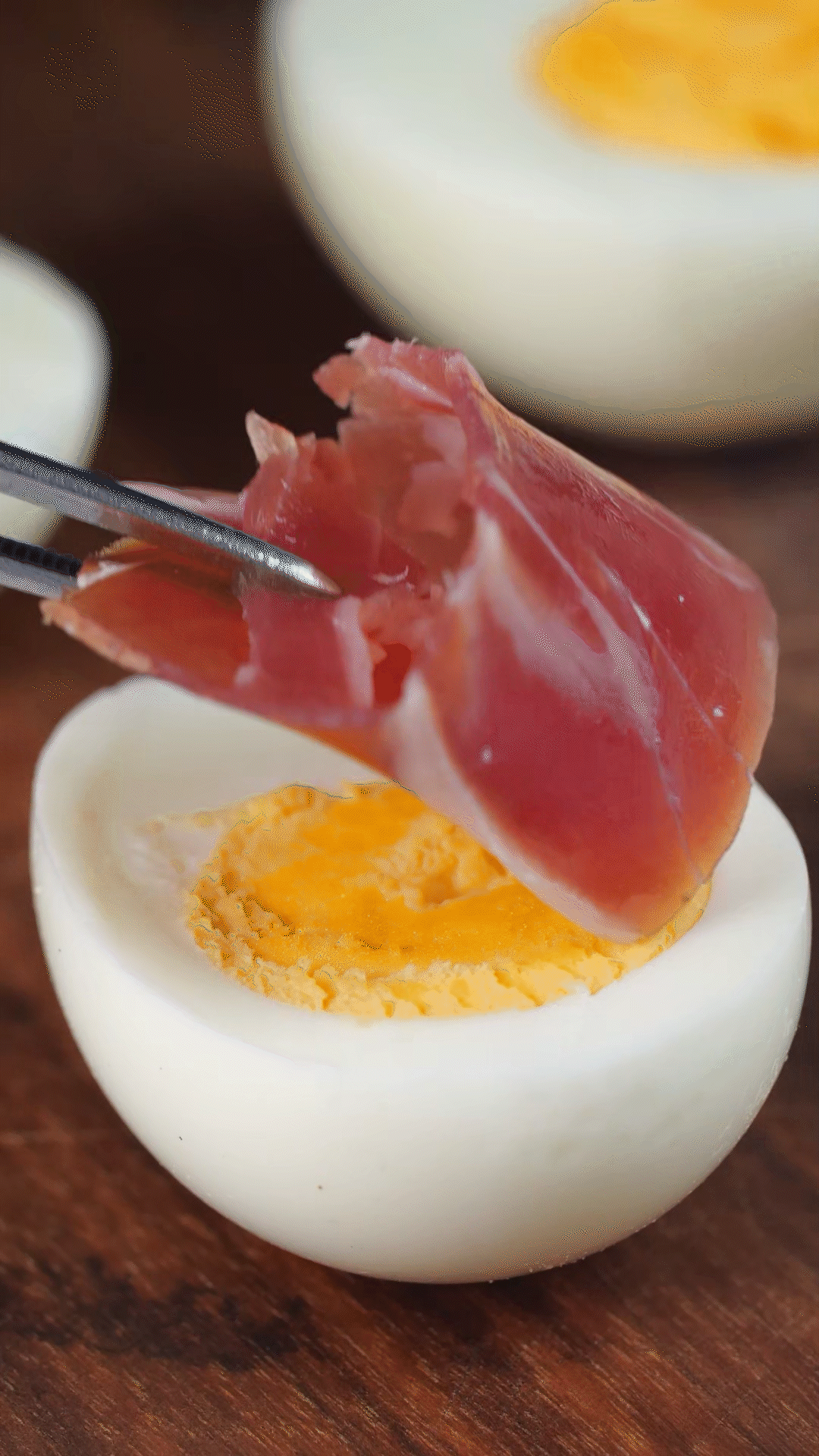 撈出過冷水，去殼后對半切開