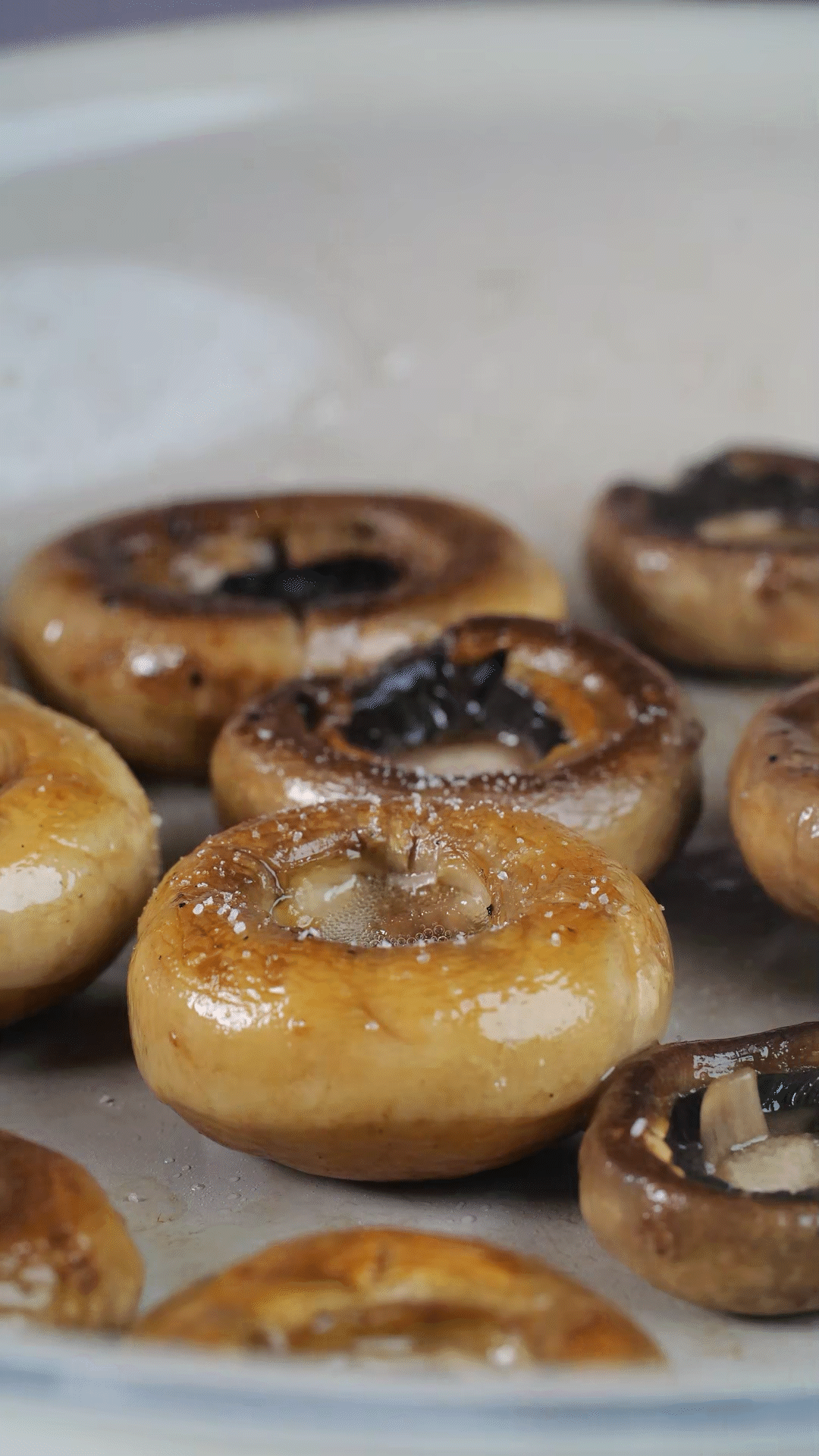 鍋內(nèi)放橄欖油，將口蘑煎至兩面微微焦黃，用黑胡椒海鹽調(diào)味