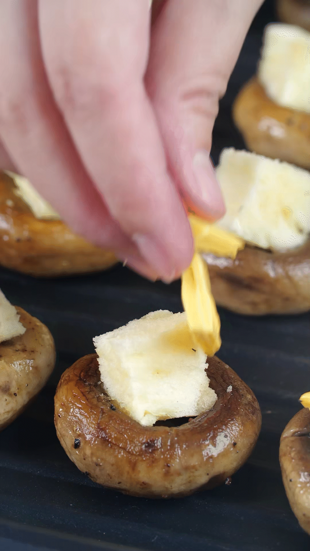 面包切小粒，放入口蘑凹處，蓋上芝士，烤箱180度烤10分鐘