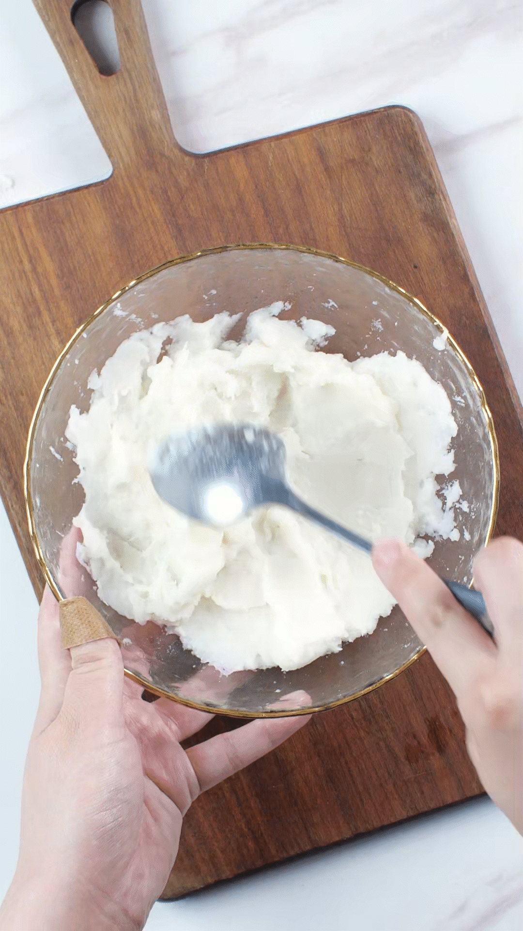 山藥去皮蒸熟，用涂抹奶酪、海鹽、橄欖油調(diào)味